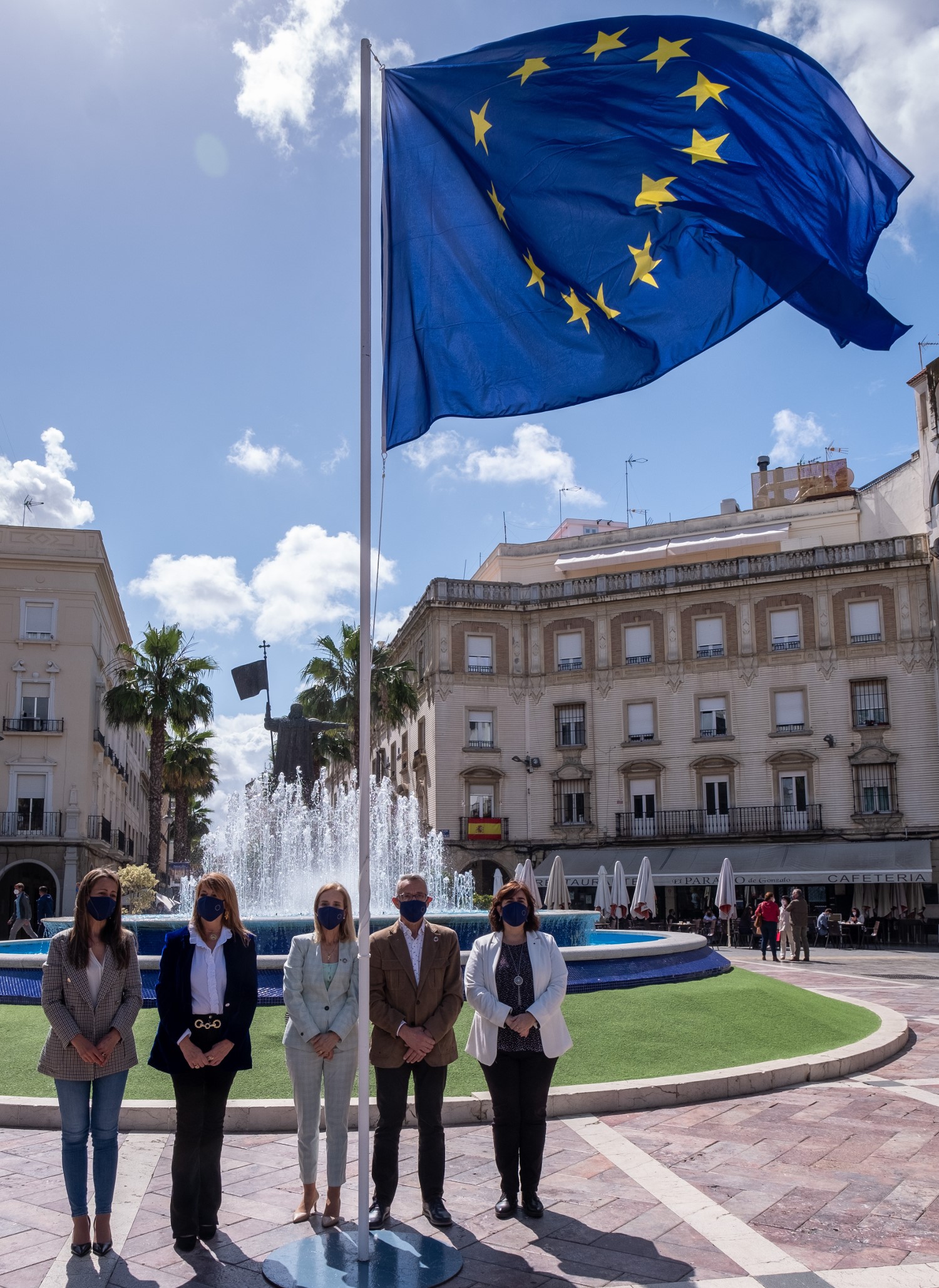 Instituciones onubenses corroboran el respaldo a la UE con el izado de la bandera europea por el Día de Europa