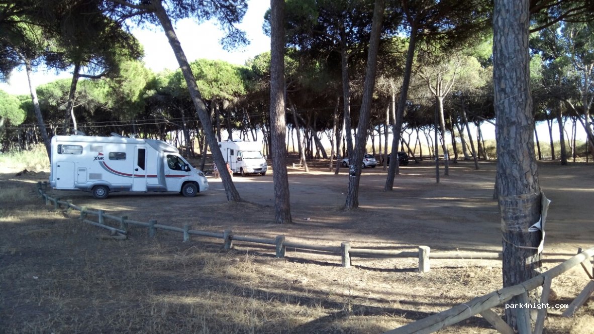 Hallan un cadáver en una autocaravana de un camping de Isla Cristina