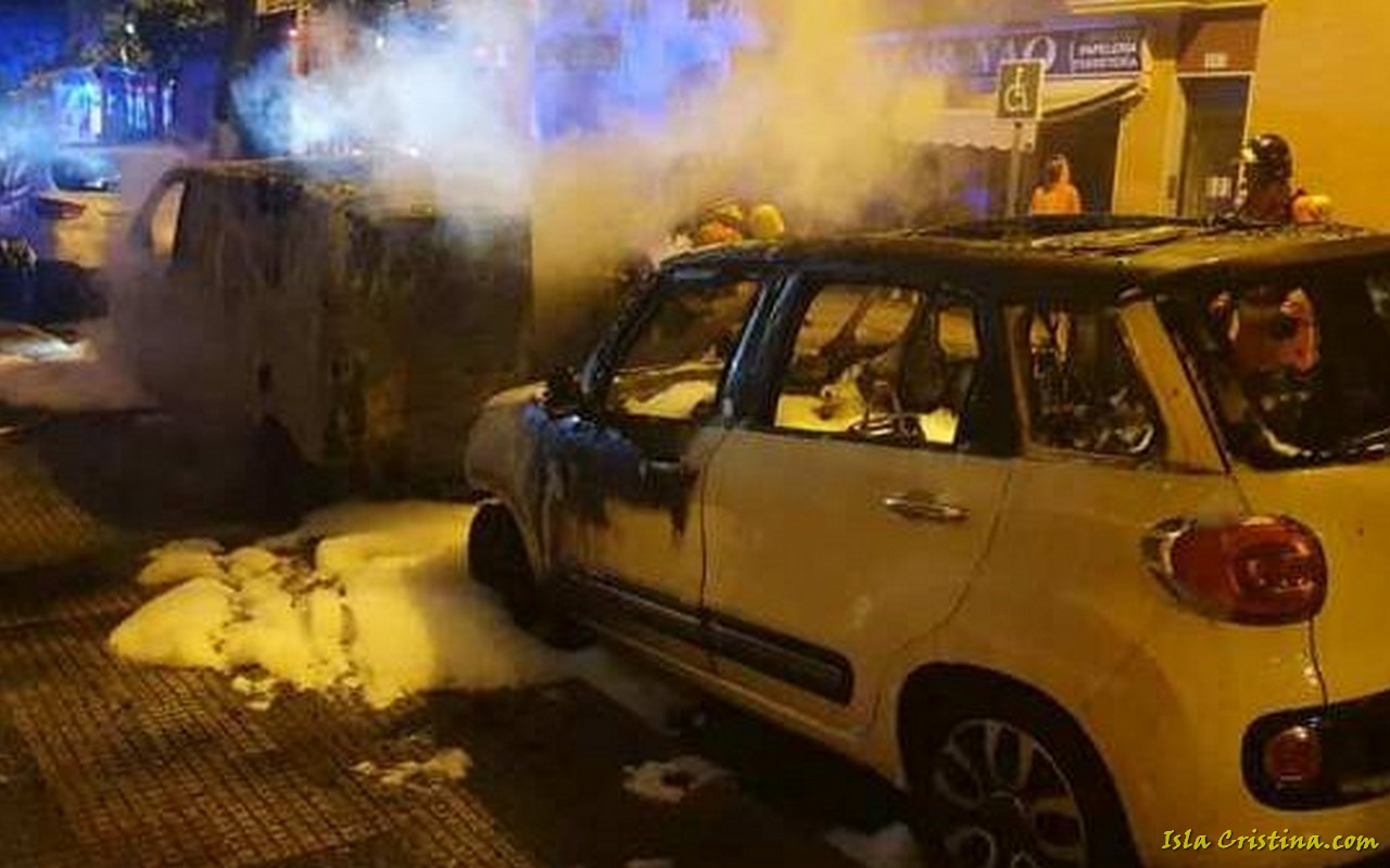 En llamas tres coches durante la madrugada en Isla Cristina