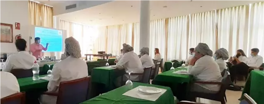 La Escuela de Hostelería de Islantilla ofrece talleres didácticos sobre productos como la caballa y la melva
