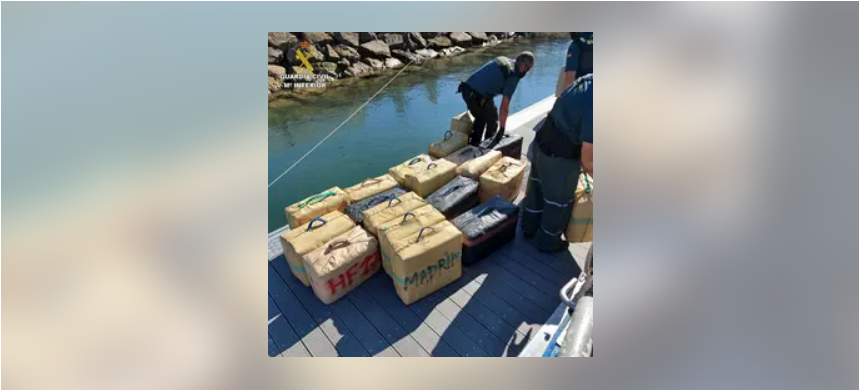 Dos detenidos tras intervenir 25 fardos de hachís ocultos entre las redes de una embarcación en Isla Cristina