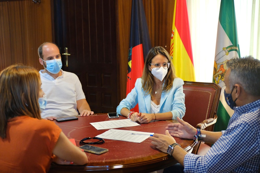Ayamonte e Isla Cristina firman un convenio para el mantenimiento del Ceip “La Higuerita” de Pozo del Camino
