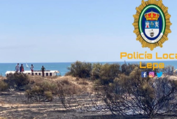 Bomberos del Consorcio controlan un incendio de pasto a pie de playa en Islantilla