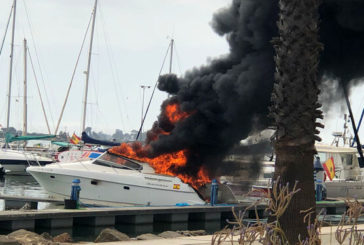 Arde una embarcación de recreo en el Puerto Deportivo de Isla Cristina