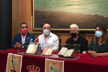Rafael López Ortega, dona una decena de libros de Roque Barcia al Ayuntamiento de Isla Cristina