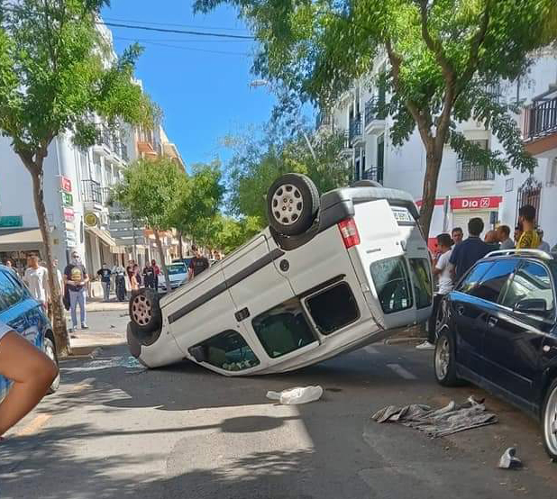 Una furgoneta vuelca tras colisionar frontalmente con otro vehículo en Isla Cristina