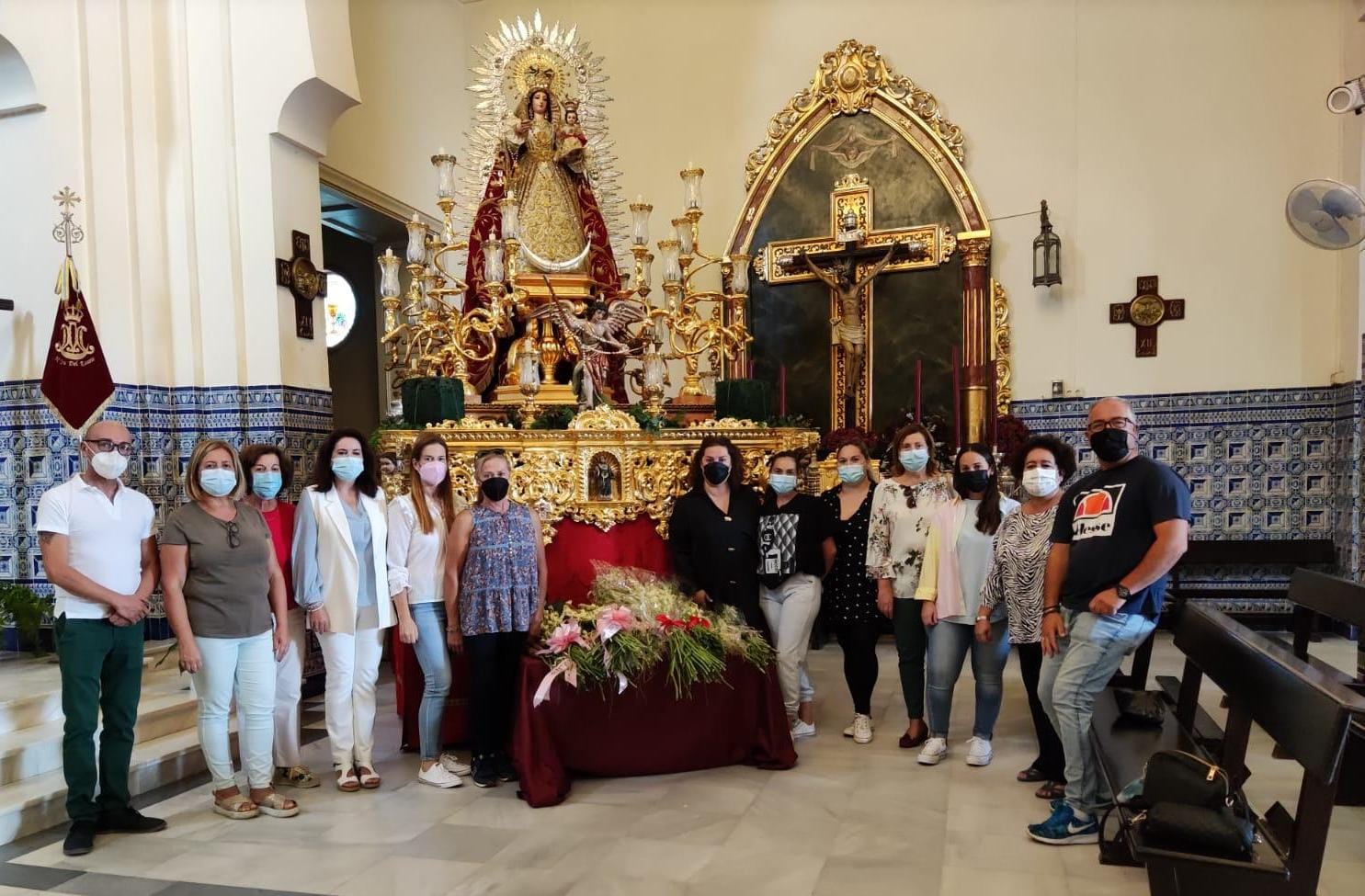 Numerosos fieles y devotos ofrendan nardos a la Patrona de Isla Cristina