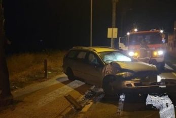 Retiran de la carretera un coche siniestrado en la Barriada Román Pérez de Isla Cristina