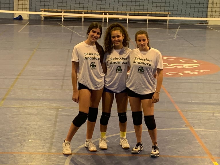 Sofía, Maia y Paula, disfrutaron con la Selección Andaluza de Voleibol