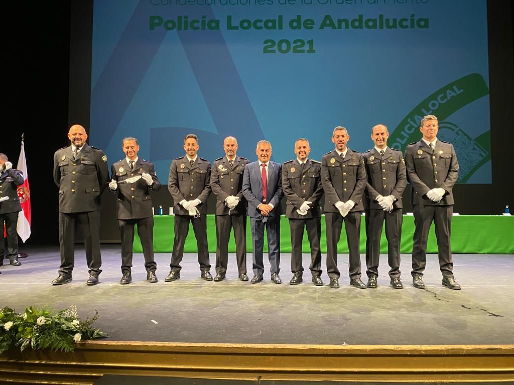 Agentes de la Policía Local de Isla Cristina condecorados con la orden del mérito