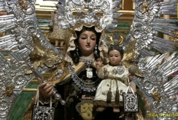 Ofrenda de velas a la Santísima Virgen del Carmen de Isla Cristina, por el día de los difuntos.