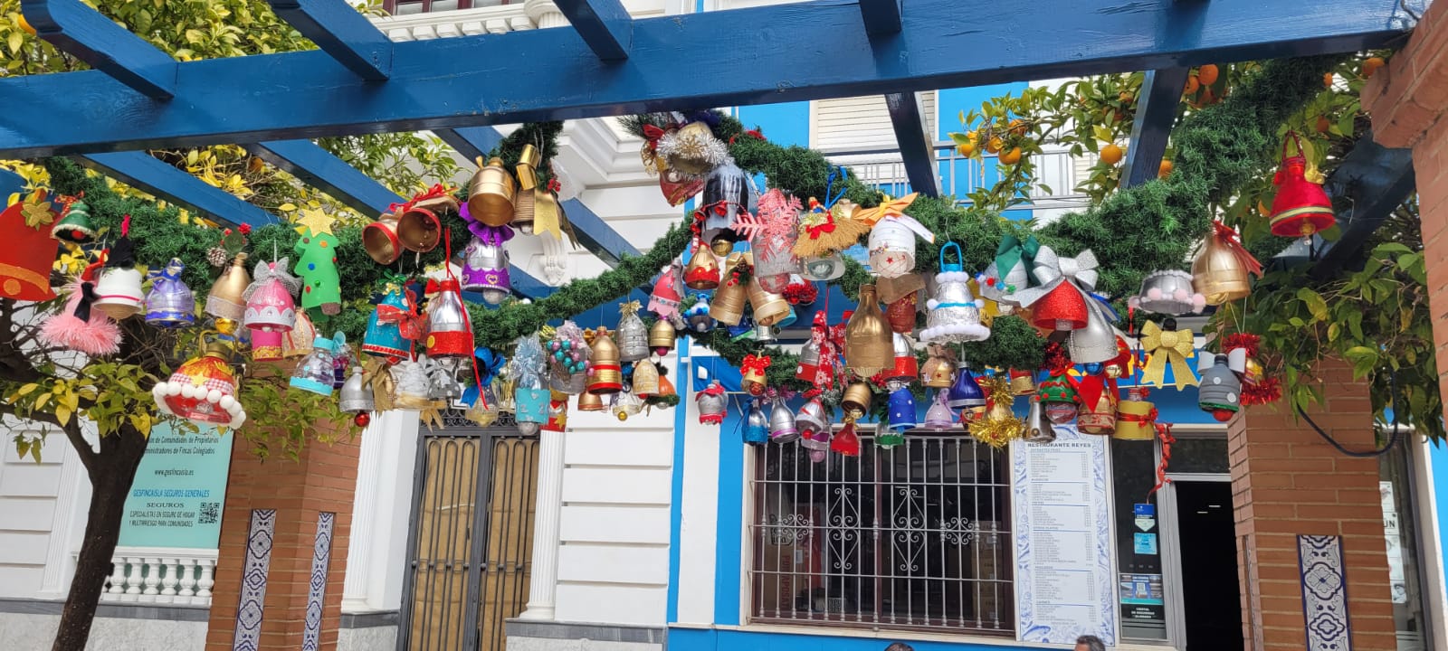 El Ayuntamiento de Isla Cristina ultima la decoración navideña de sus calles y plazas