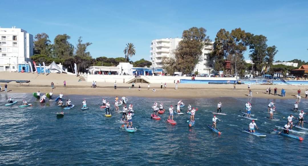 Setenta y seis paddlesurfistas se unen en Isla Cristina por una buena causa en la II Christmas Race Paddelsurf