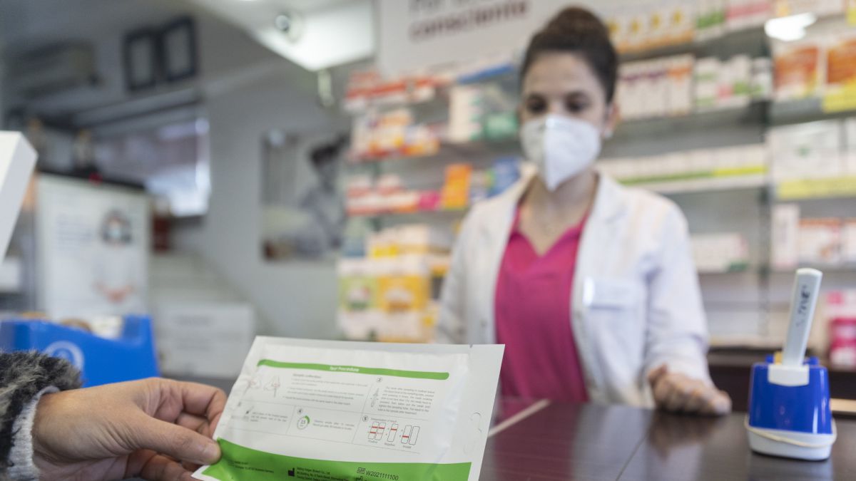 El Gobierno ha aprobado la limitación de los test de antígenos de farmacias, cuyo valor no puede superar los 2.94 euros