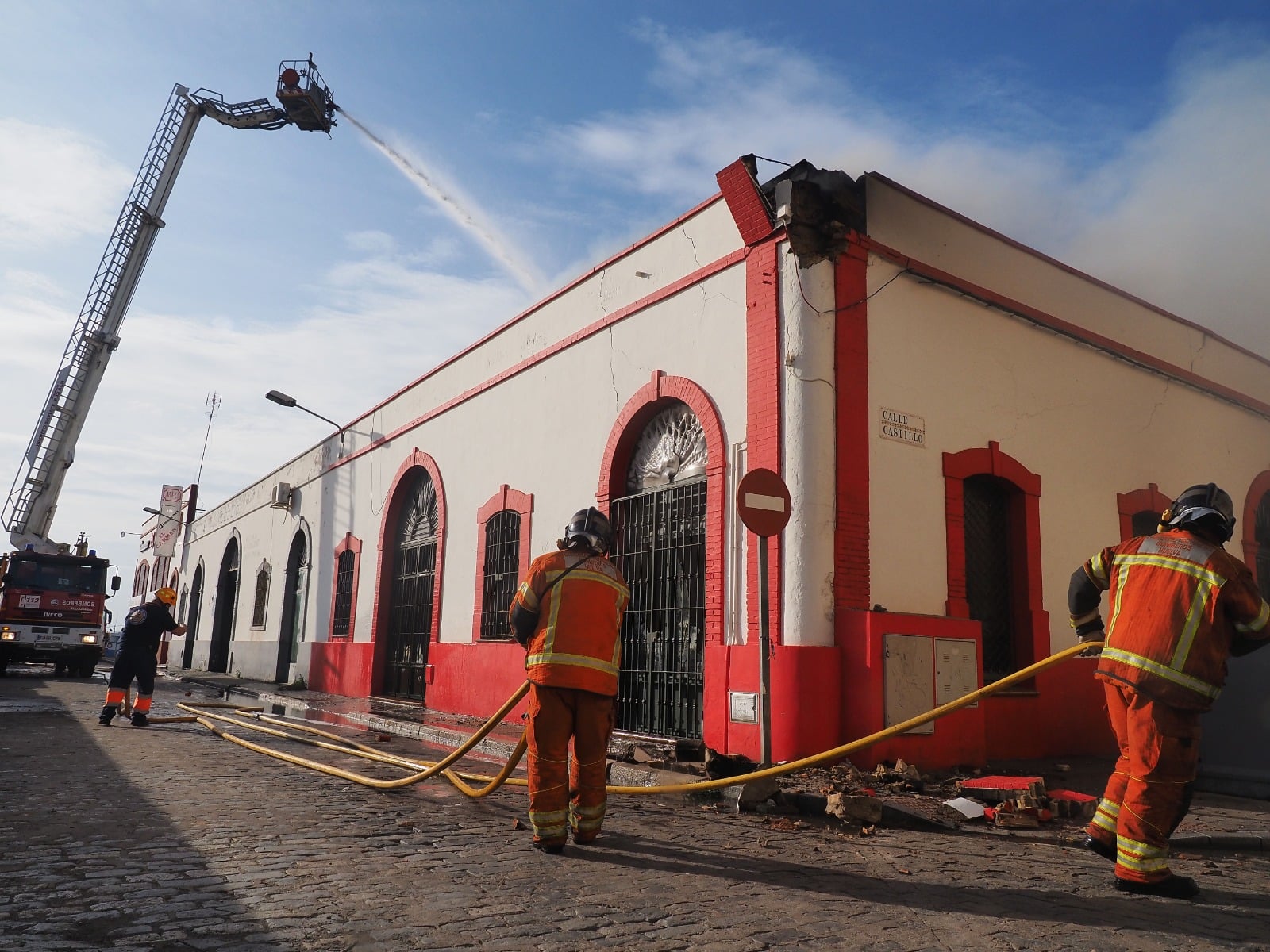 Estabilizado el incendio que afecta a seis naves en Isla Cristina