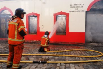 El incendio declarado este mediodía en Isla Cristina calcina seis naves y destruye tres negocios locales