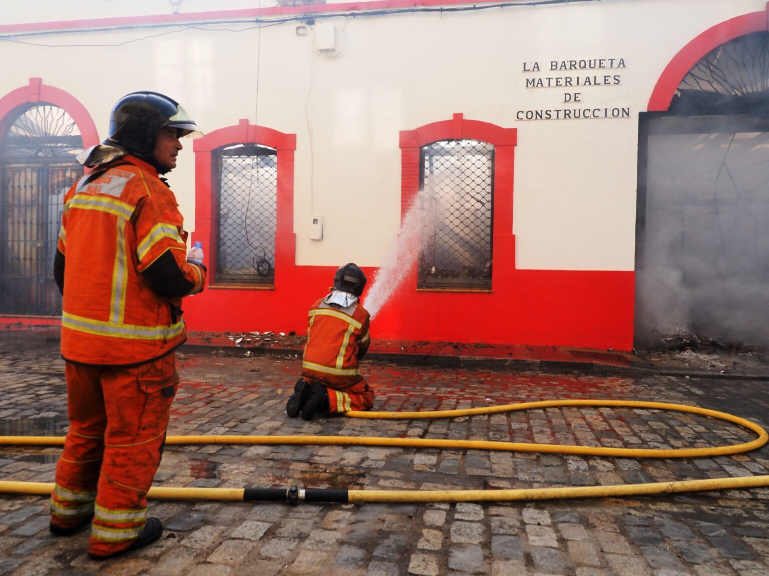 El incendio declarado este mediodía en Isla Cristina calcina seis naves y destruye tres negocios locales