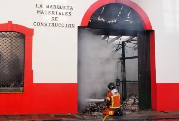 Video: Aparatoso incendio en varias naves del puerto pesquero de Isla Cristina