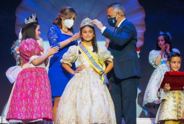 Espectacular coronación de la reina infantil del Carnaval de Isla Cristina