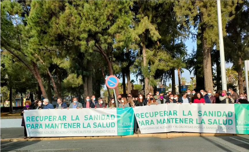 Alcaldes y portavoces de Huelva vuelven a concentrarse por “el fin de los recortes en la sanidad pública”