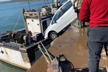 A Punto de caer un coche al rio en la lonja de Isla Cristina