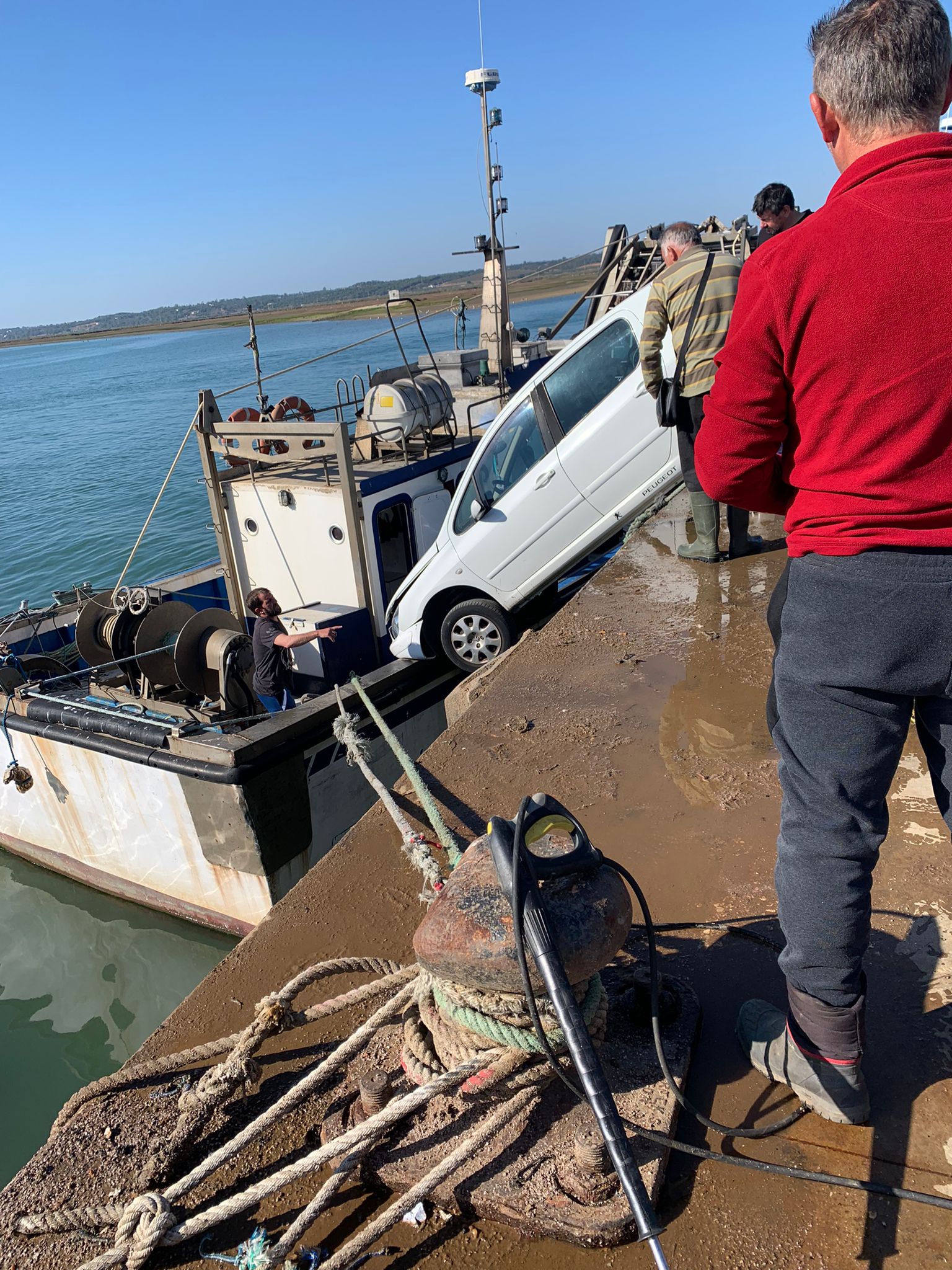 A Punto de caer un coche al rio en la lonja de Isla Cristina