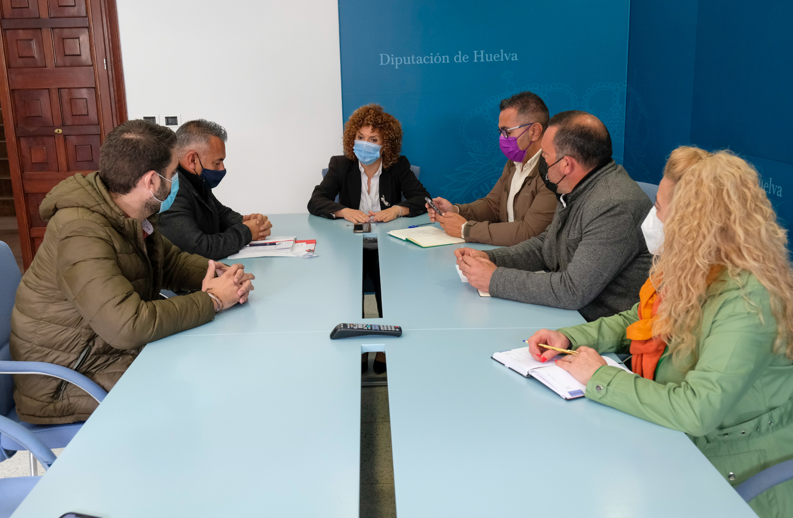 La presidenta de la Diputación de Huelva se reúne con alcaldes para el seguimiento del hospital de la Costa Occidental