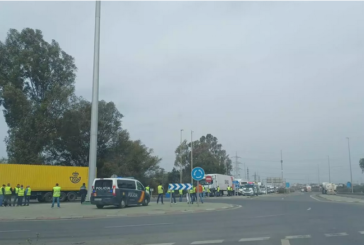 La Guardia Civil ha escoltado a unos 1.200 camiones en la provincia de Huelva desde el inicio del paro de transporte