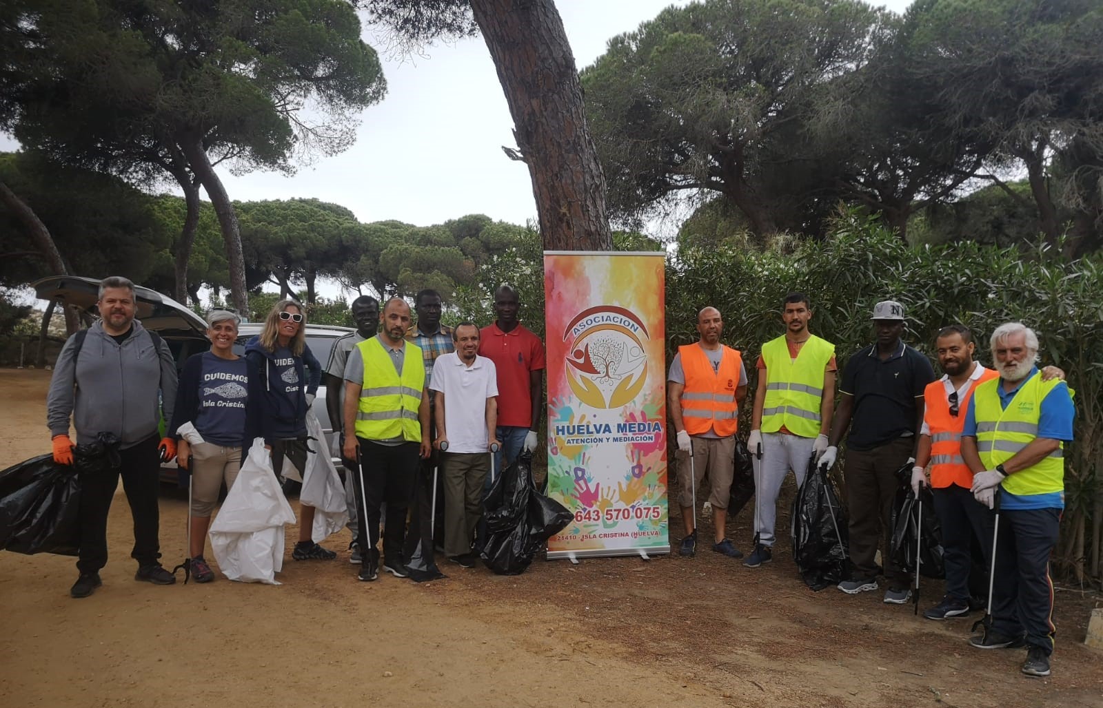 Colectivos y asociaciones limpian el pinar y las playas isleñas convocados por Huelva Media