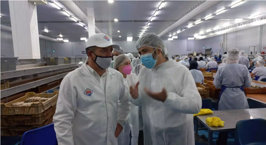 Andaluces Levantaos visita a la fábrica de Usisa en Isla Cristina