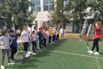 Más de 900 jóvenes han practicado el atletismo y el tiro con arco en uno de los talleres promovido por la Diputación