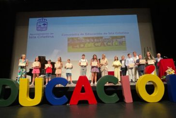 El Ayuntamiento isleño rinde homenaje a la Comunidad Educativa