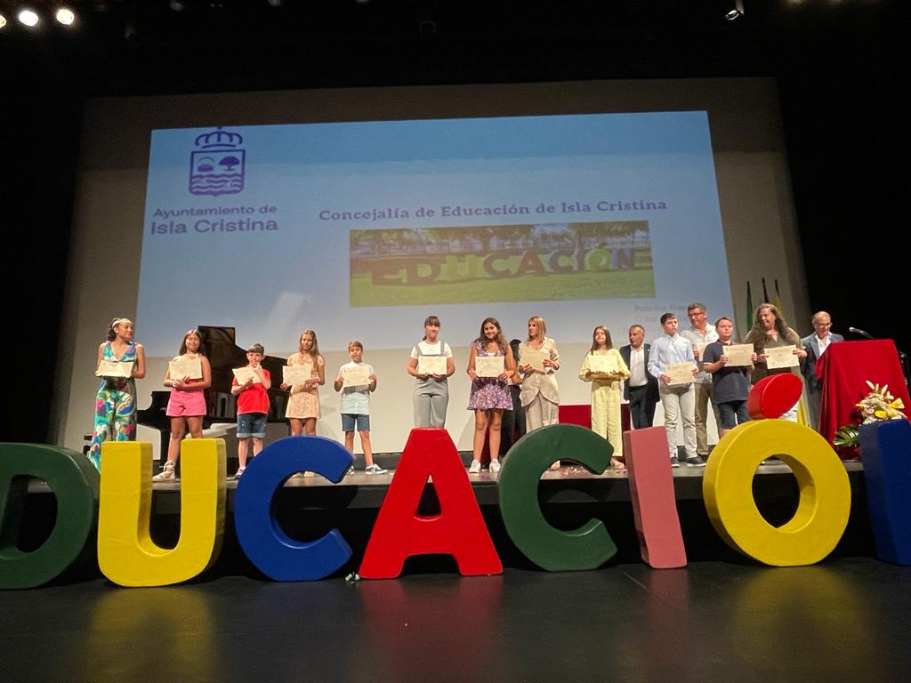 El Ayuntamiento isleño rinde homenaje a la Comunidad Educativa