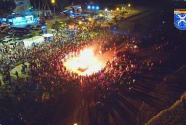 Miles de personas disfrutan en Isla Cristina de la Noche de San Juan