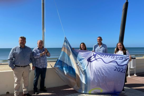 La Bandera Ecoplaya ya luce en la Playa Central de Isla Cristina