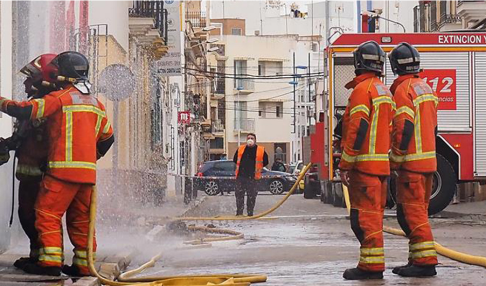 Intoxicados por inhalación de humo una mujer y su hijo al arder una cocina en Isla Cristina