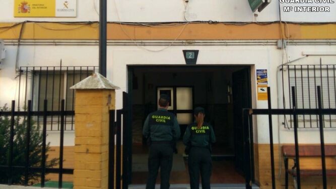 Detenido un menor por incendiar una puerta del cuartel de la Guardia Civil de Isla Cristina