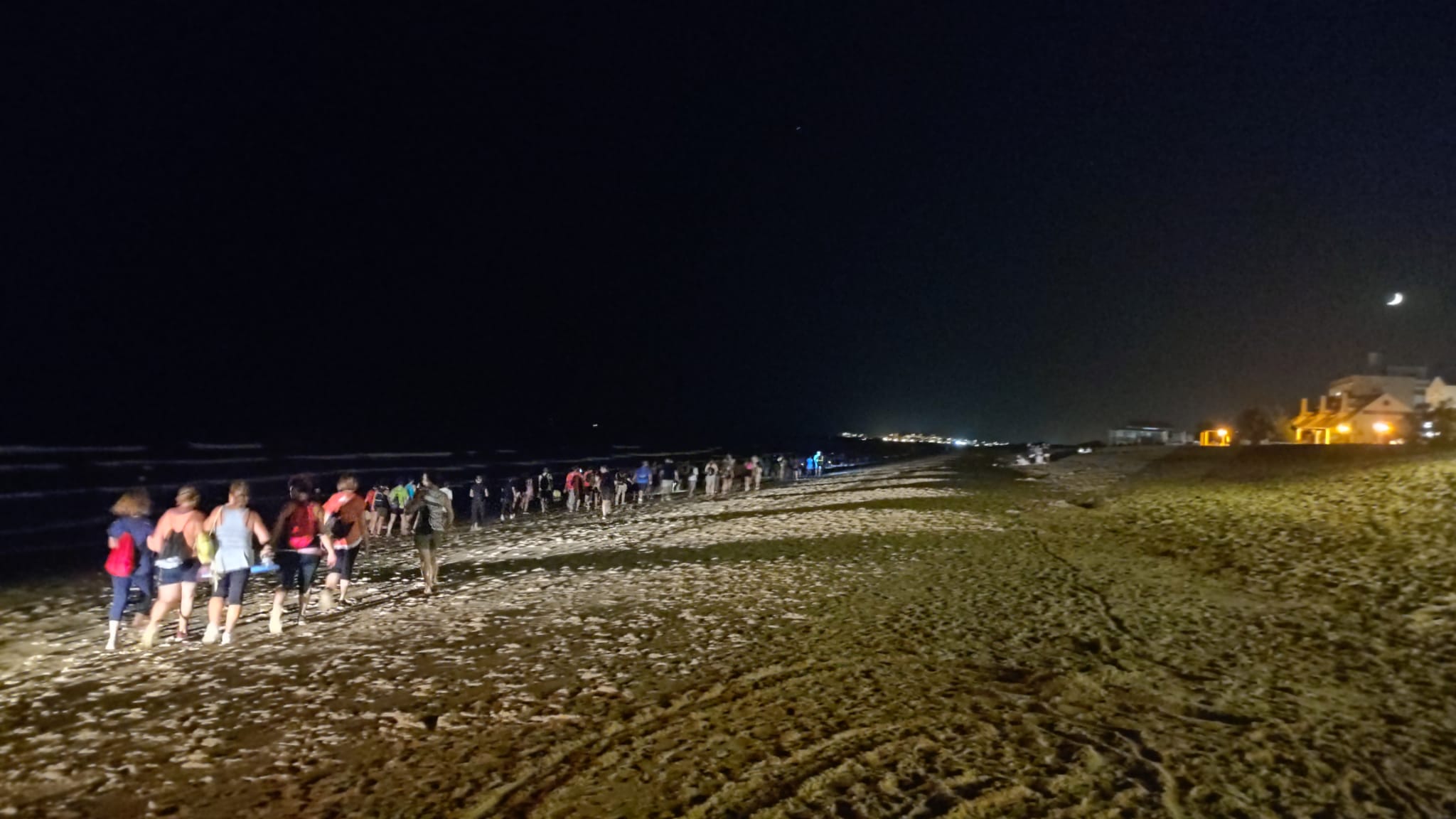 Más de un centenar de personas participan en la V Ruta de Senderismo Nocturno “Playas de Isla Cristina”