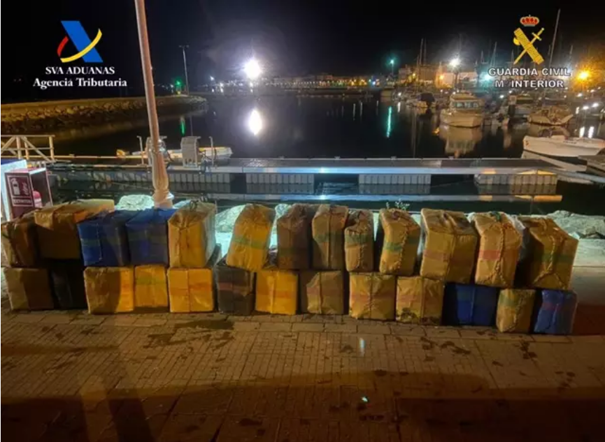 Intervenidos unos 6.000 kilos de hachís a 130 millas de la costa de Huelva