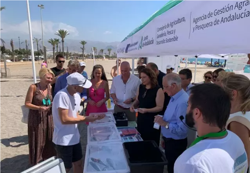 La campaña ‘Consume pescado fresco andaluz’ llega ya a 53 localizaciones costeras
