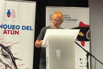 El artista isleño Miguel Ángel Concepción abre los XX Encuentros de Capitanes de Almadraba con su Pregón Performance