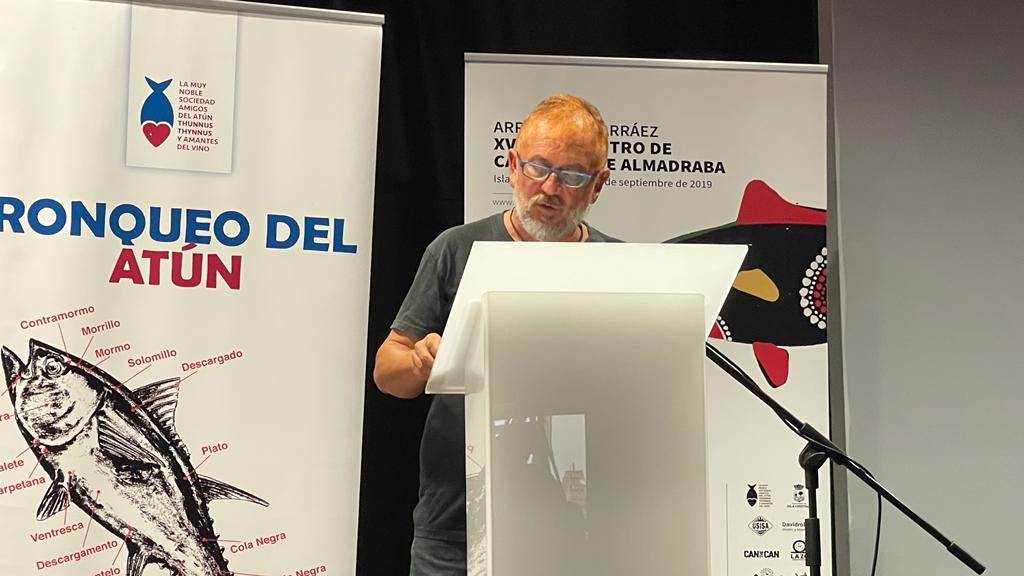 El artista isleño Miguel Ángel Concepción abre los XX Encuentros de Capitanes de Almadraba con su Pregón Performance