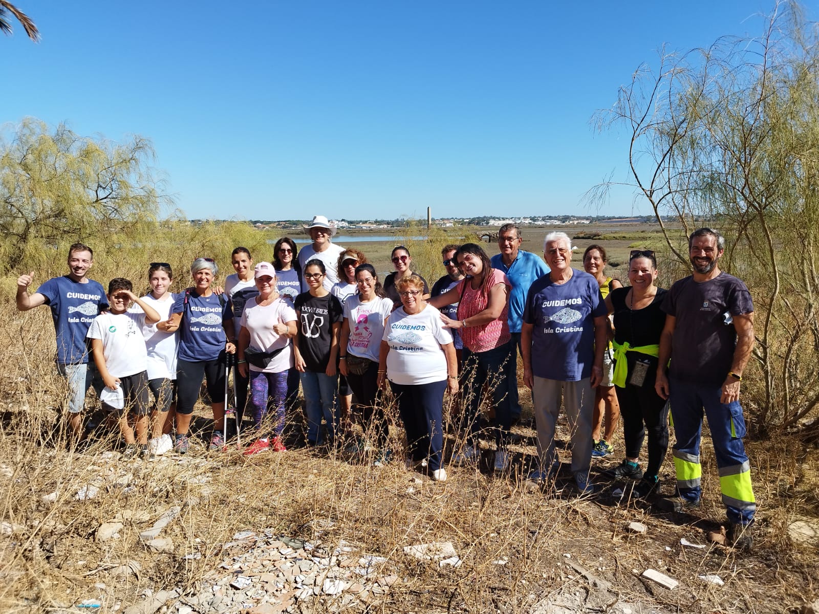 Más de una veintena de voluntarios en la limpieza del Paraje Natural de Isla Cristina