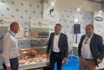 El alcalde de Isla Cristina, Jenaro Orta, visita en Huelva las empresas isleñas que participan en Vimar, I ‘Feria del vino y el mar’