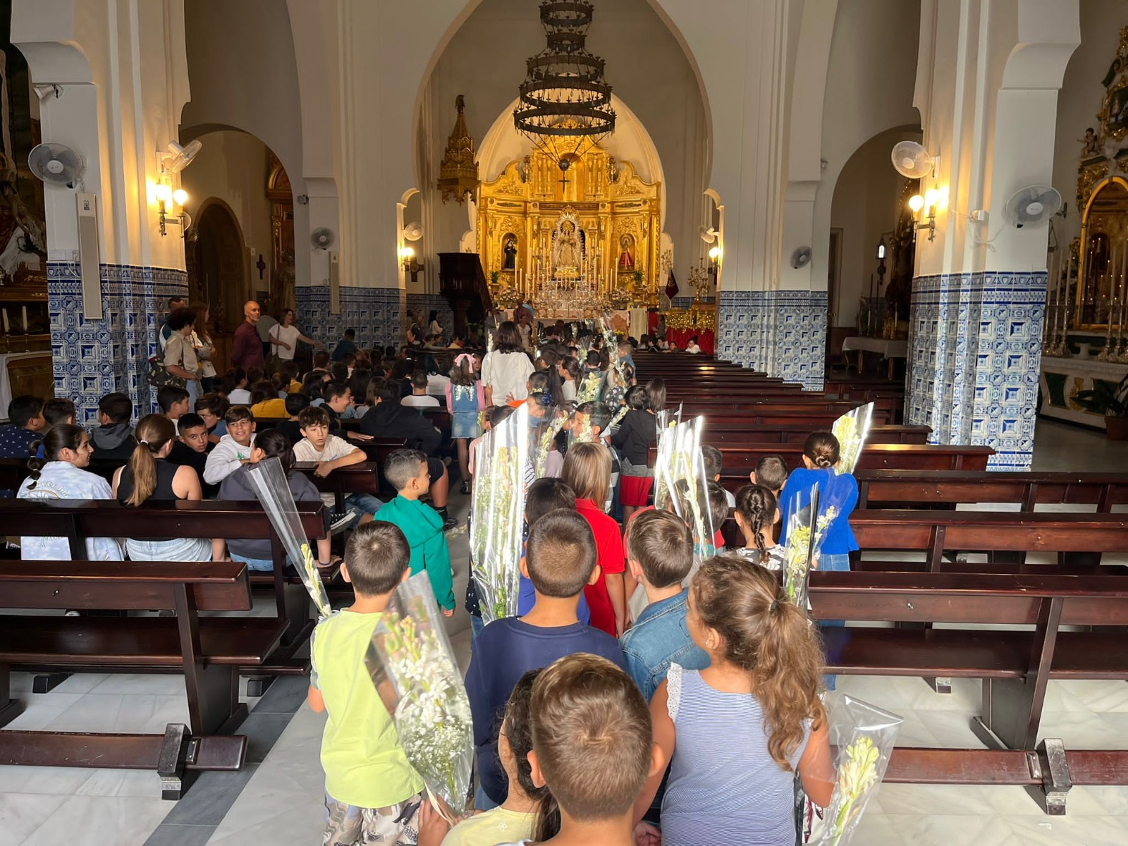 Los pequeños isleños ofrendan nardos a la Patrona de Isla Cristina, la Virgen del Rosario