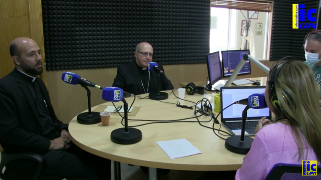 Visita Pastoral del Obispo de Huelva, D. Santiago Gómez Sierra, a Radio Isla Cristina