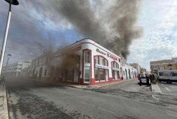 Declarado un nuevo incendio que afecta a las ya calcinadas naves del Puerto de Isla Cristina