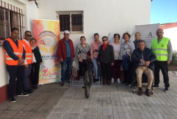 La Asociación Huelva Media, Atención y Mediación hace entrega de un Aparca-bicis al Centro de día de Mayores de Isla Cristina.