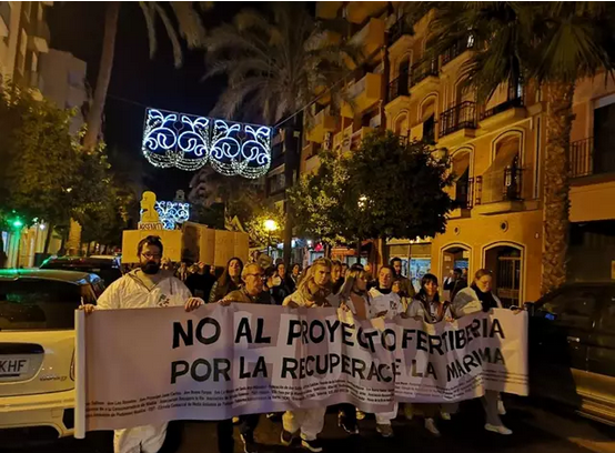 Cientos de onubenses se manifiestan en Huelva contra el proyecto para las balsas de fosfoyesos