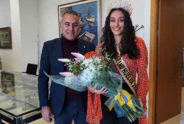 El Alcalde de Isla Cristina recibe a la isleña Lucía García Fábregas, Miss Grand Huelva 2022